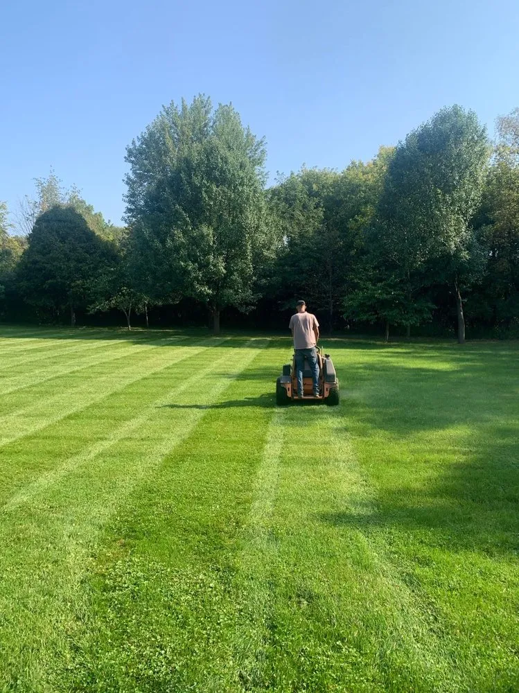 Local yard maintenance in Mundelein, IL by Valencia Landscapes