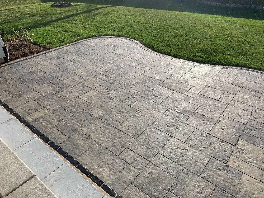 Top-rated lawn mowing service experts serving Mundelein, IL - Valencia Landscapes