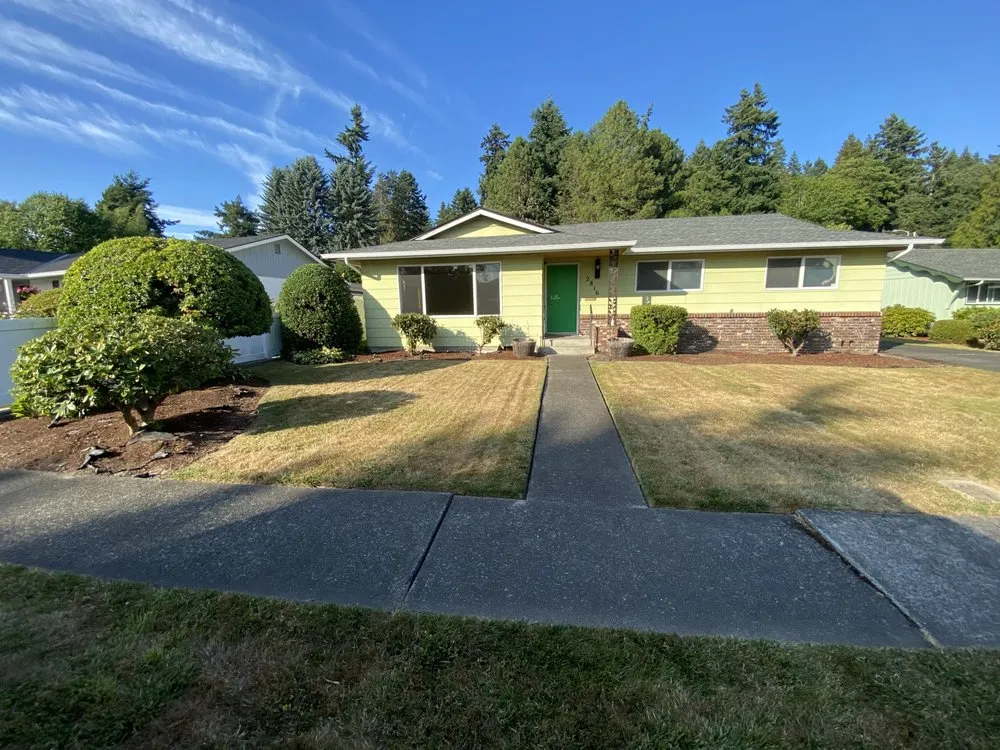 Custom lawn mowing service in Kelso, WA by Valencia Lawn Care