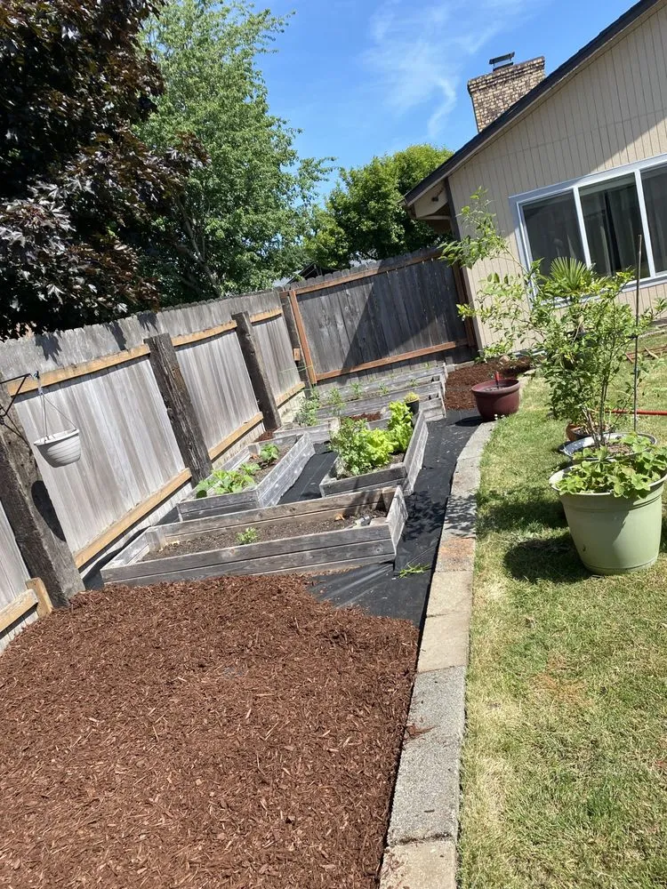 Affordable garden landscaping in Kelso, WA by Valencia Lawn Care
