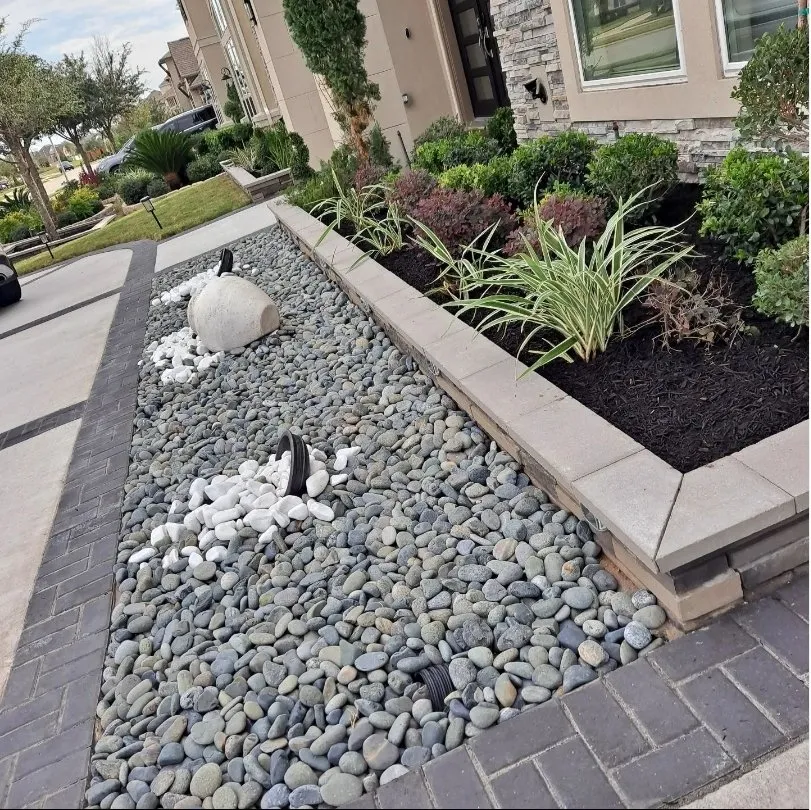 Custom lawn mowing service in Houston, TX by Valiente Landscaping