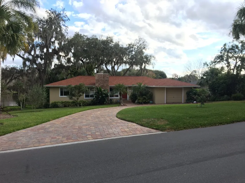 Reliable lawn mowing service experts serving Apopka, FL - Valles Landscape