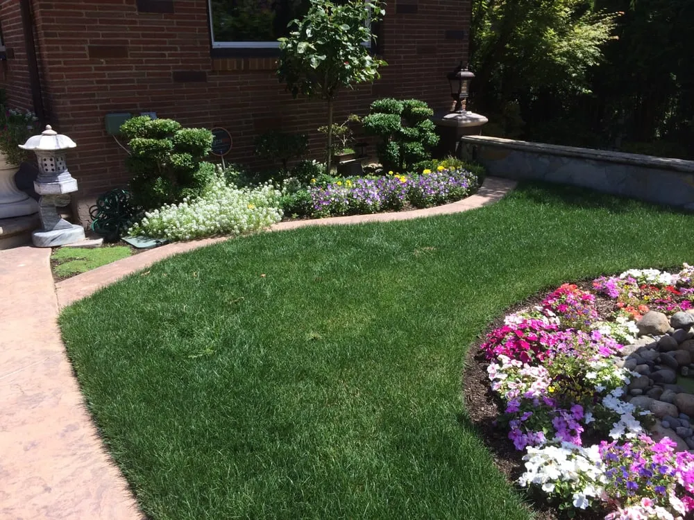 Custom garden landscaping in University Place, WA by VanTran Gardening