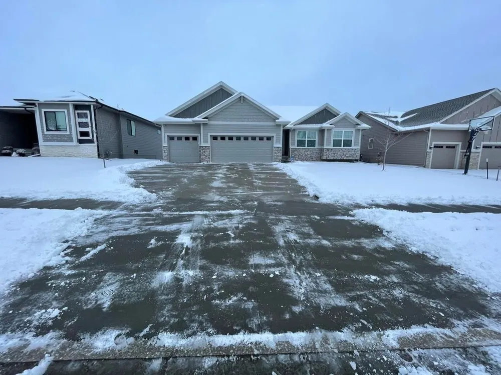 Local yard maintenance in Urbandale, IA - Vargas Lawn Care Services