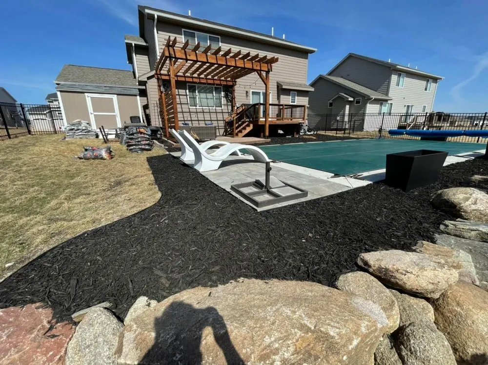 Affordable landscaping services in Urbandale, IA - Vargas Lawn Care Services