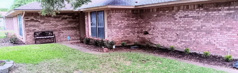 Custom lawn mowing service in Edgecliff Village, TX by Veganate Lawn Service