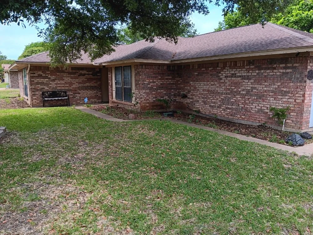 Professional lawn mowing service in Edgecliff Village, TX by Veganate Lawn Service