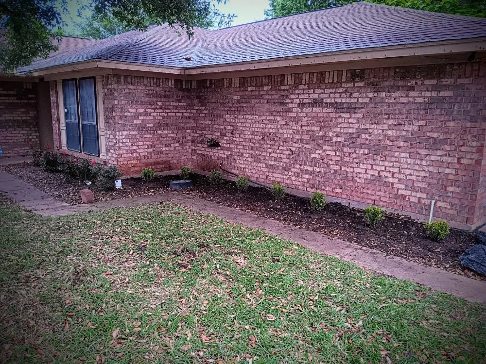 Top-rated garden landscaping in Edgecliff Village, TX by Veganate Lawn Service