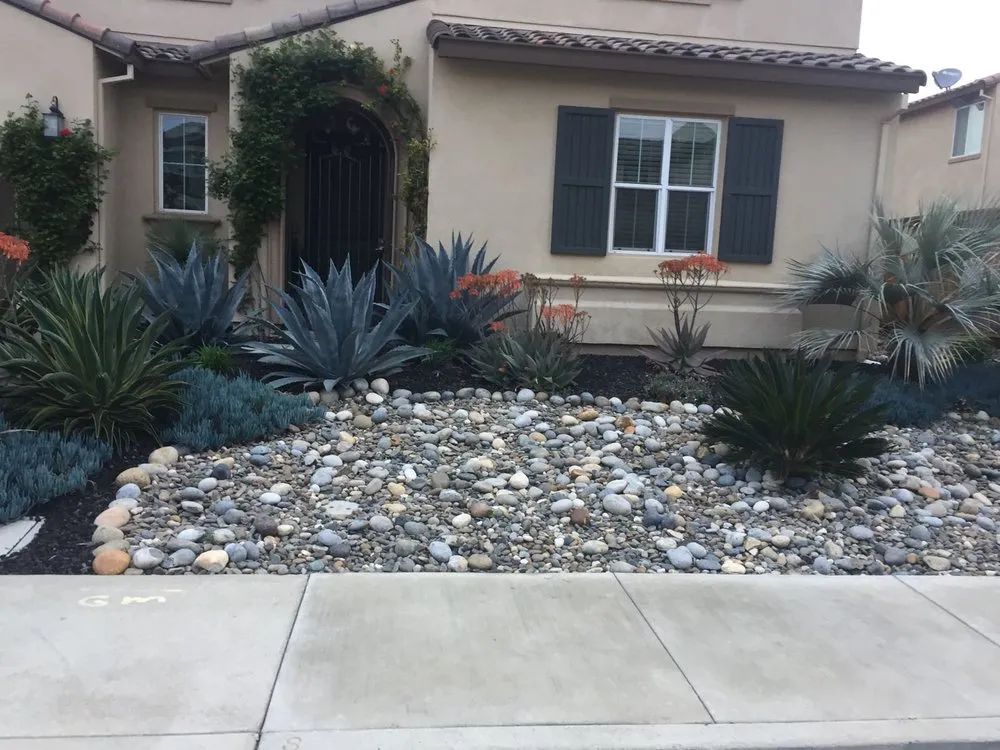 Custom garden landscaping in Oakley, CA - Velez Landscaping