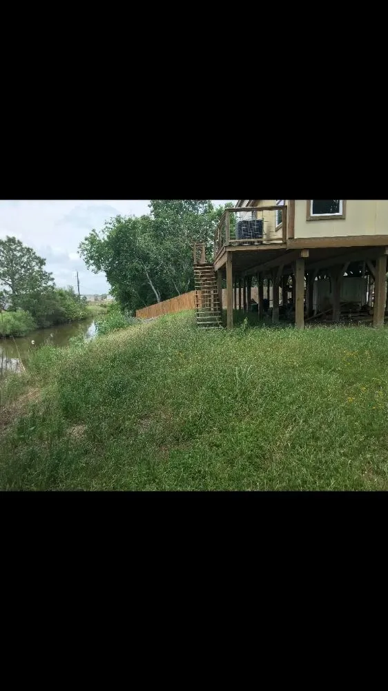 Top-rated yard cleanup service for beautiful yards in Clute, TX by Velez Yard Clean Up