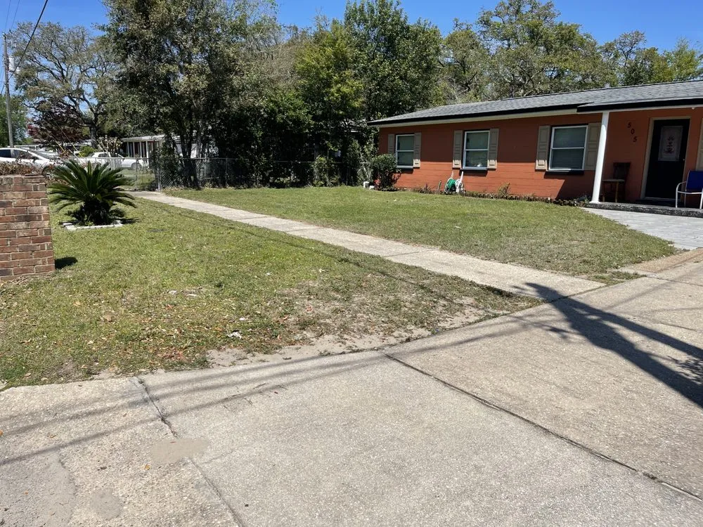 Expert lawn mowing service experts serving Fort Walton Beach, FL - Veloz & Cooper