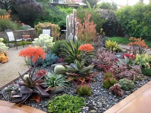 Custom garden landscaping in Thousand Oaks, CA by Ventura Landscaping