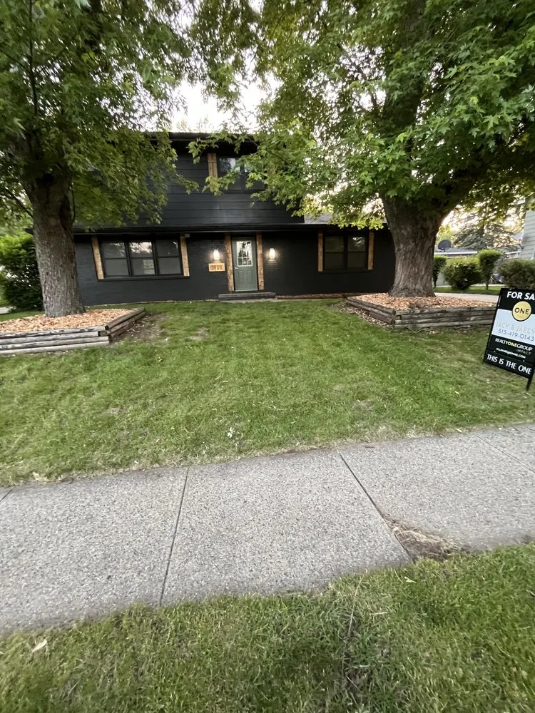 Professional residential landscaping in Des Moines, IA - Venturas Lawncare and Pressure Washing