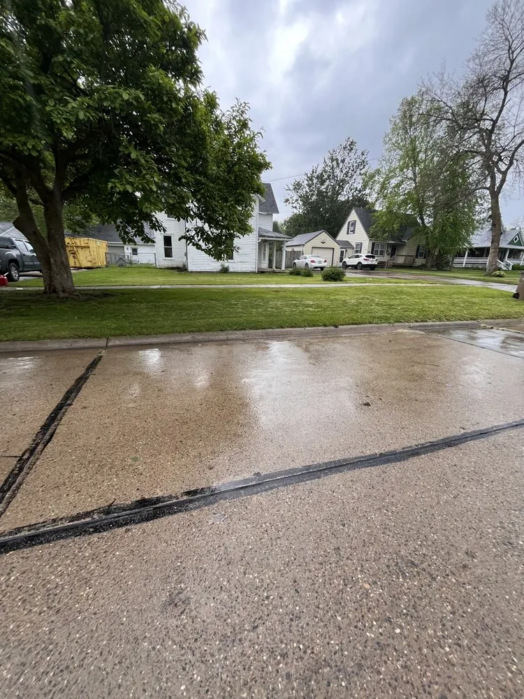 Custom lawn care service experts serving Des Moines, IA - Venturas Lawncare and Pressure Washing