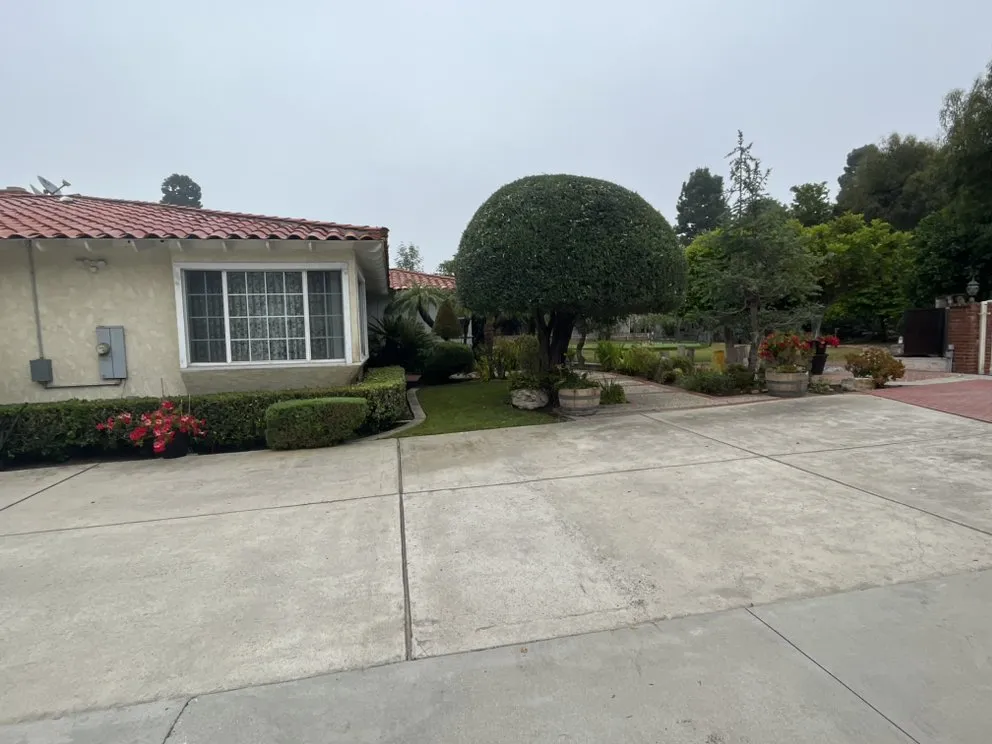 Top-rated lawn mowing service in Carson, CA by Vera Landscape