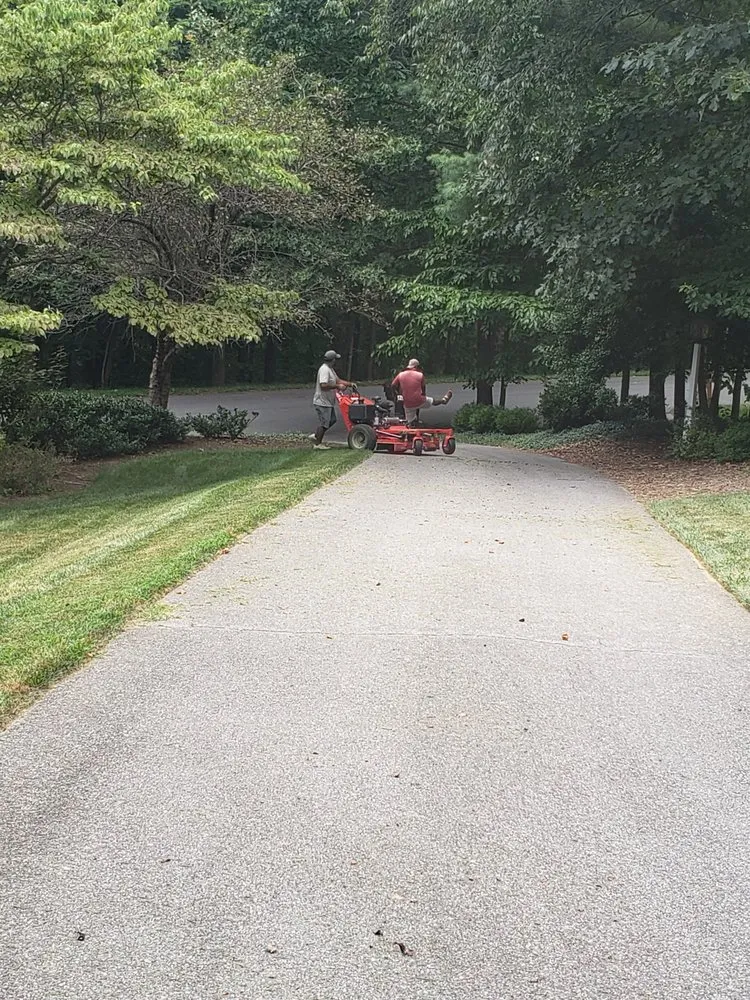 Custom lawn mowing service experts serving Vinton, VA - Verde Landscaping