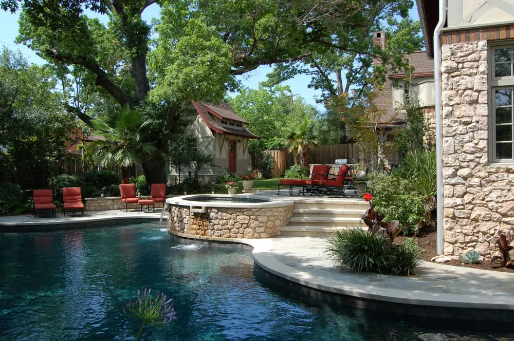 Custom yard cleanup service for year-round maintenance in Austin, TX by Verdi