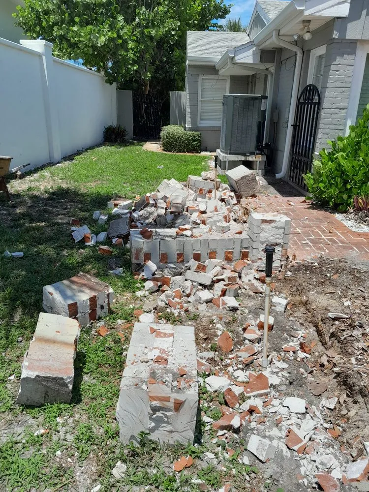 Professional yard cleanup service for year-round maintenance in St. Petersburg, FL by Veryvividglaze Landscaping