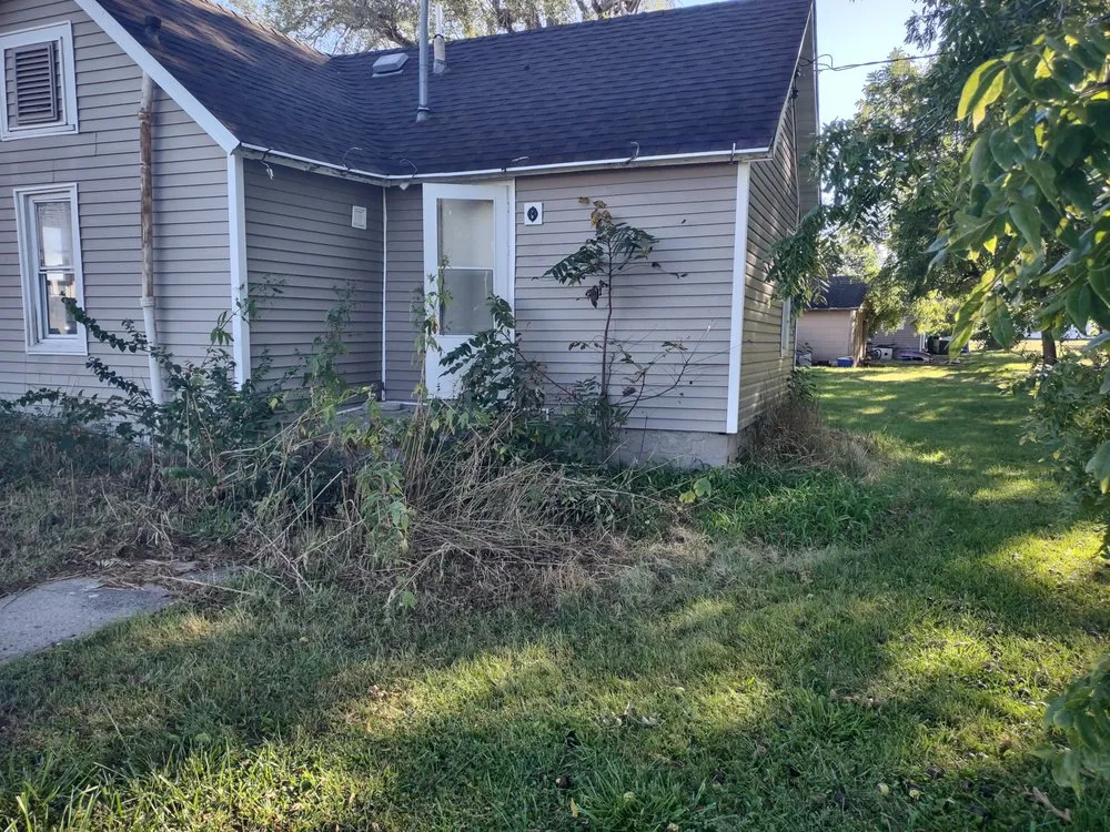 Custom lawn care service near you across Jefferson, IA - Veterans Lawn Services