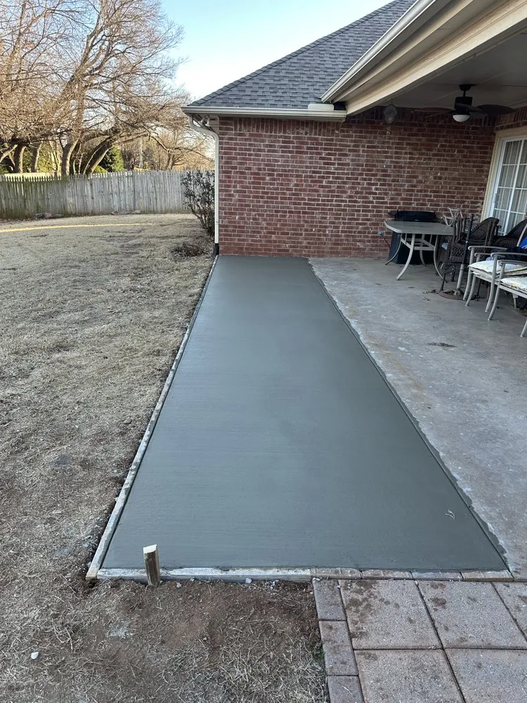 Reliable yard maintenance for year-round maintenance across Enid, OK - Vic’s Hernandez concrete