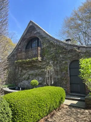 Vic’s Lawn Care Logo