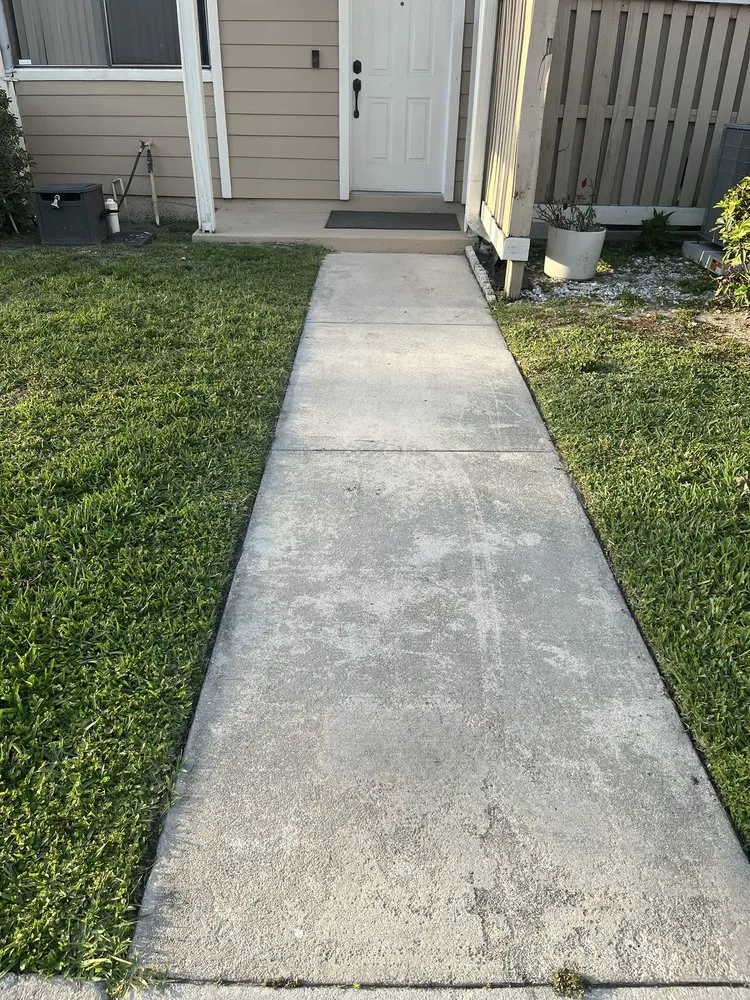 Expert yard cleanup service for beautiful yards across Hollywood, FL - Victor Landscaping Services