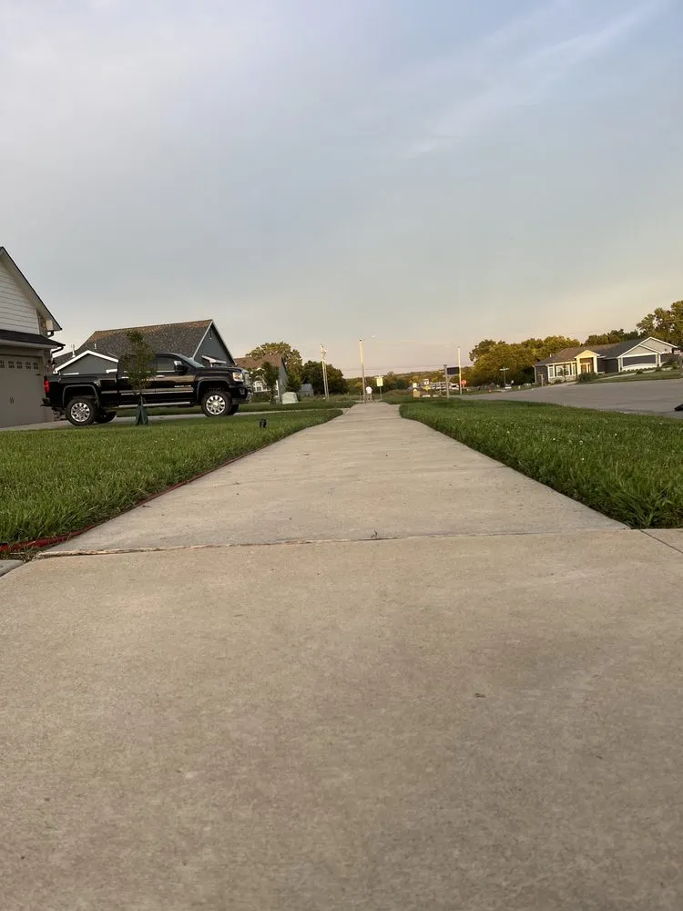 Professional yard maintenance in Junction City, KS by Vida Verde Lawn Care
