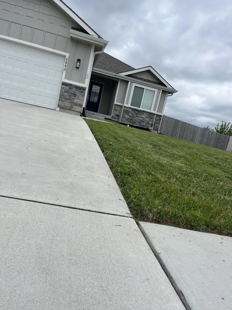 Local yard maintenance in Junction City, KS by Vida Verde Lawn Care