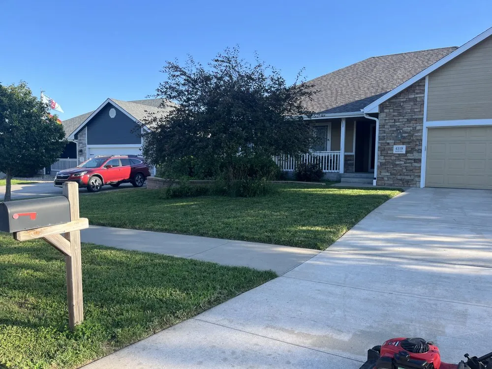 Trusted lawn care service in Junction City, KS - Vida Verde Lawn Care