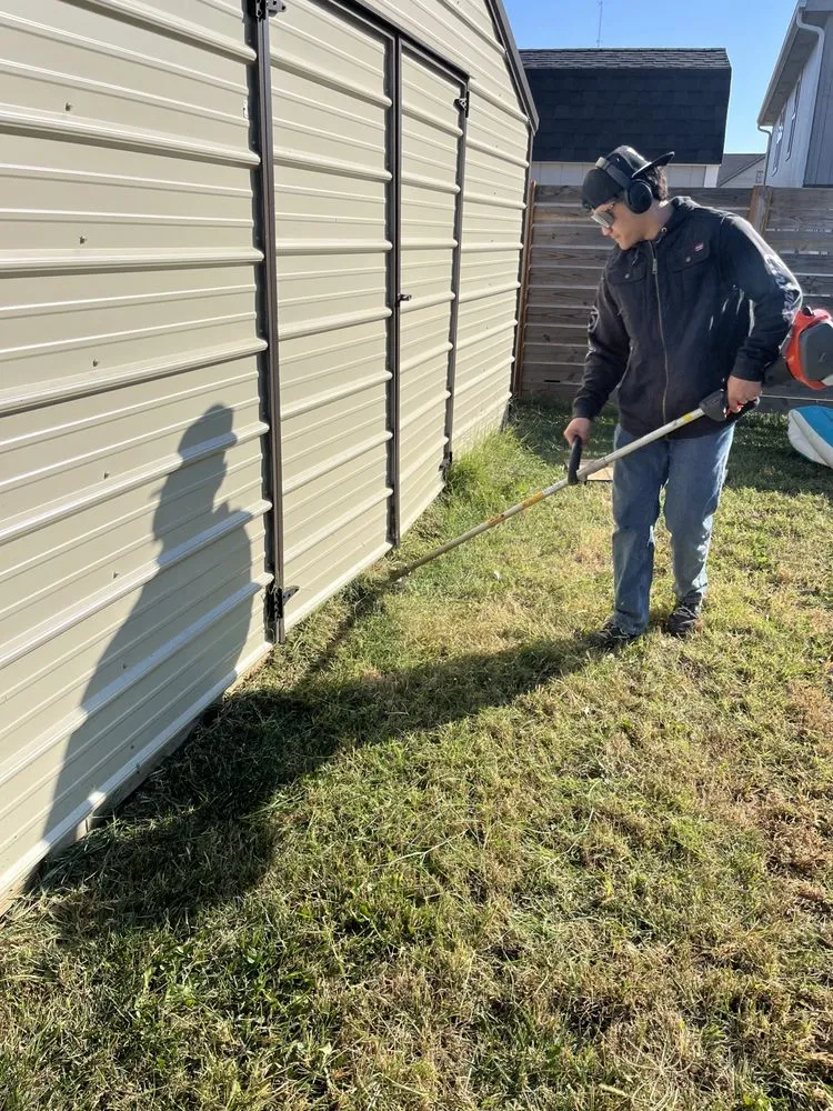 Custom yard maintenance in Junction City, KS by Vida Verde Lawn Care