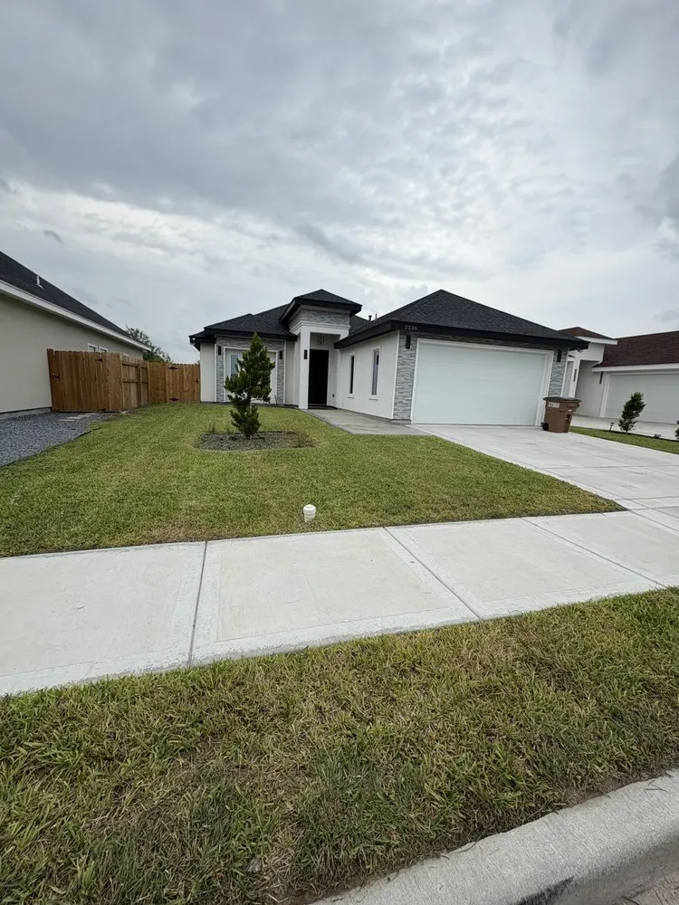 Expert garden landscaping with custom design in Edinburg, TX by Villarreal Mowing & Lawn Services