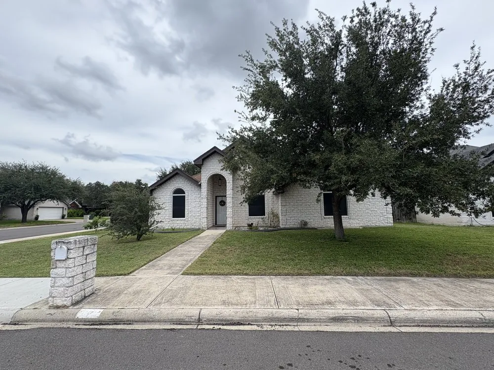 Professional lawn mowing service in Edinburg, TX by Villarreal Mowing & Lawn Services