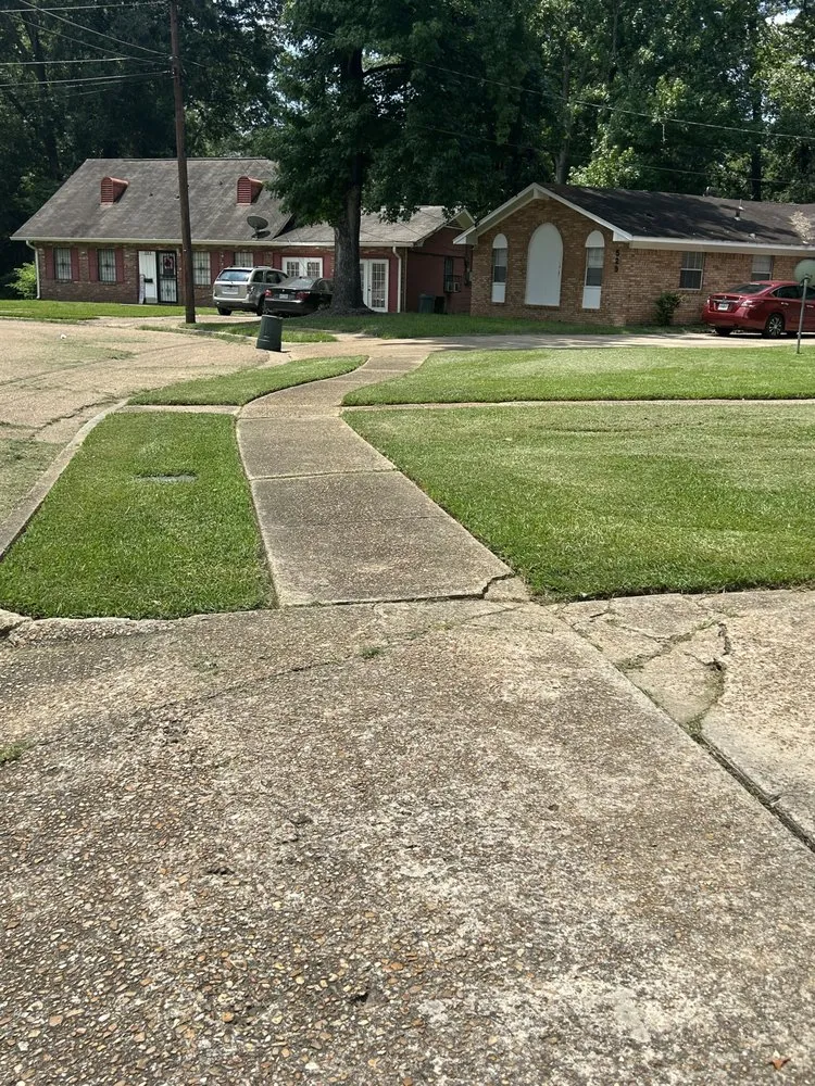 Reliable garden landscaping for year-round maintenance in Jackson, MS by Vincent’s Lawn Service