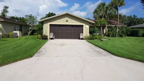 Professional lawn mowing service experts serving Naples, FL - Vineyards Landscaping