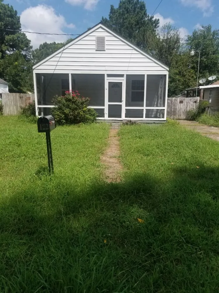 Top-rated yard cleanup service for homes in Portsmouth, VA by VIP Lawns