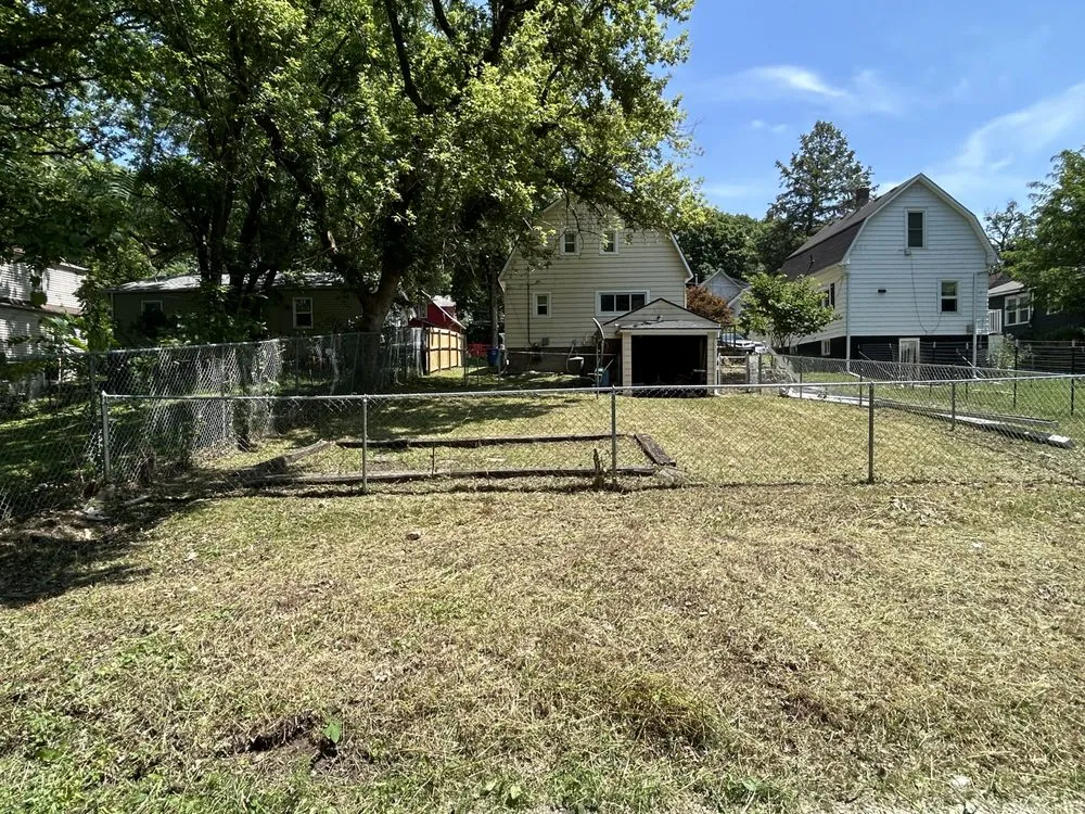 Affordable yard maintenance experts serving Des Moines, IA - Viramontes Quality Lawn Care