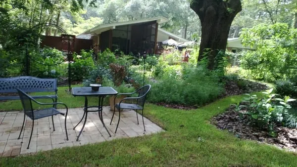 Vista Lawn Care Logo