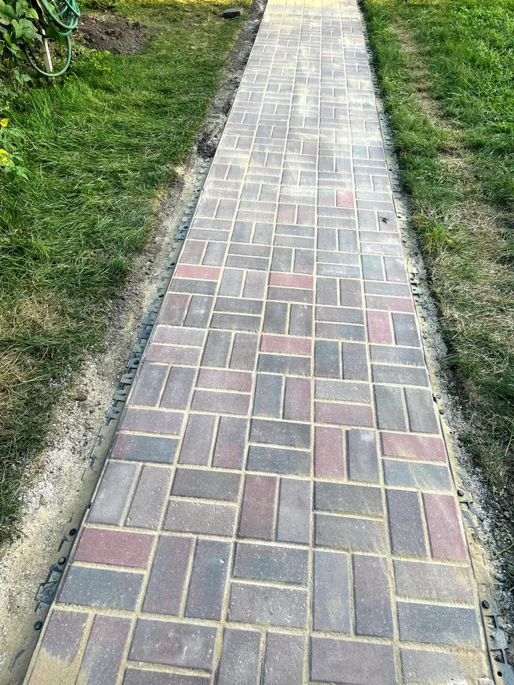 Local yard cleanup service in Des Plaines, IL by Vivas Landscaping