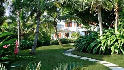 Custom residential landscaping for residential properties across Loxahatchee, FL - Vivid Green Landscaping