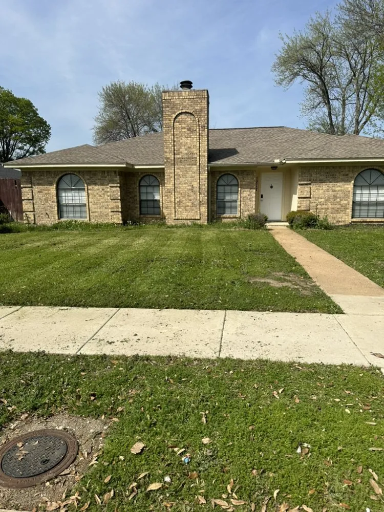 Reliable yard cleanup service for homes in Richardson, TX by Vroom Lawn Care