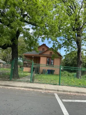 V’s Squeaky Clean Logo