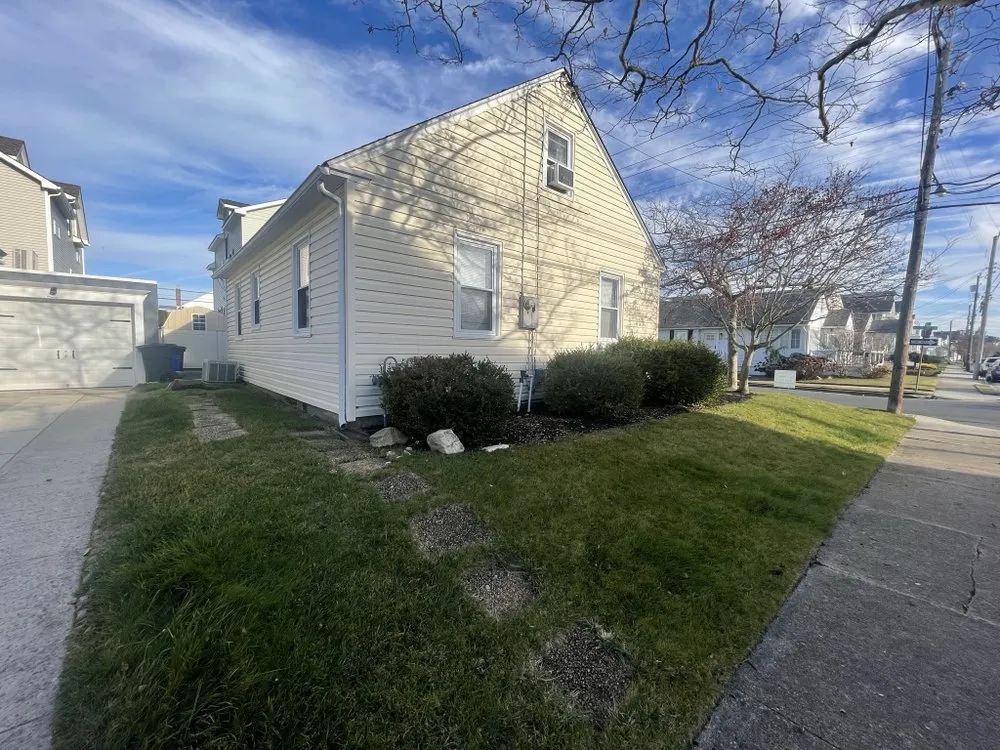 Top-rated lawn care service for homes in Egg Harbor Township, NJ by V&V Landscaping Service