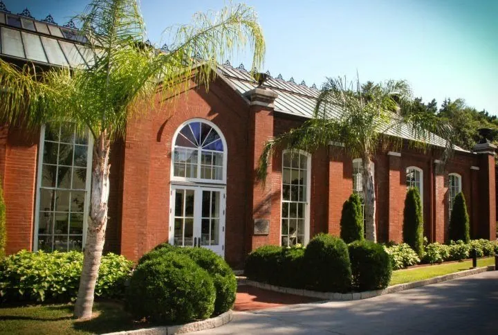 Expert lawn care service near you across Arnold, MO - Walter Knoll Florist