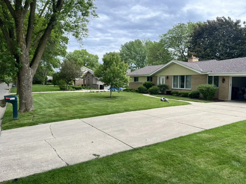 Affordable lawn care service experts serving Milwaukee, WI - Warrens Handyman Services