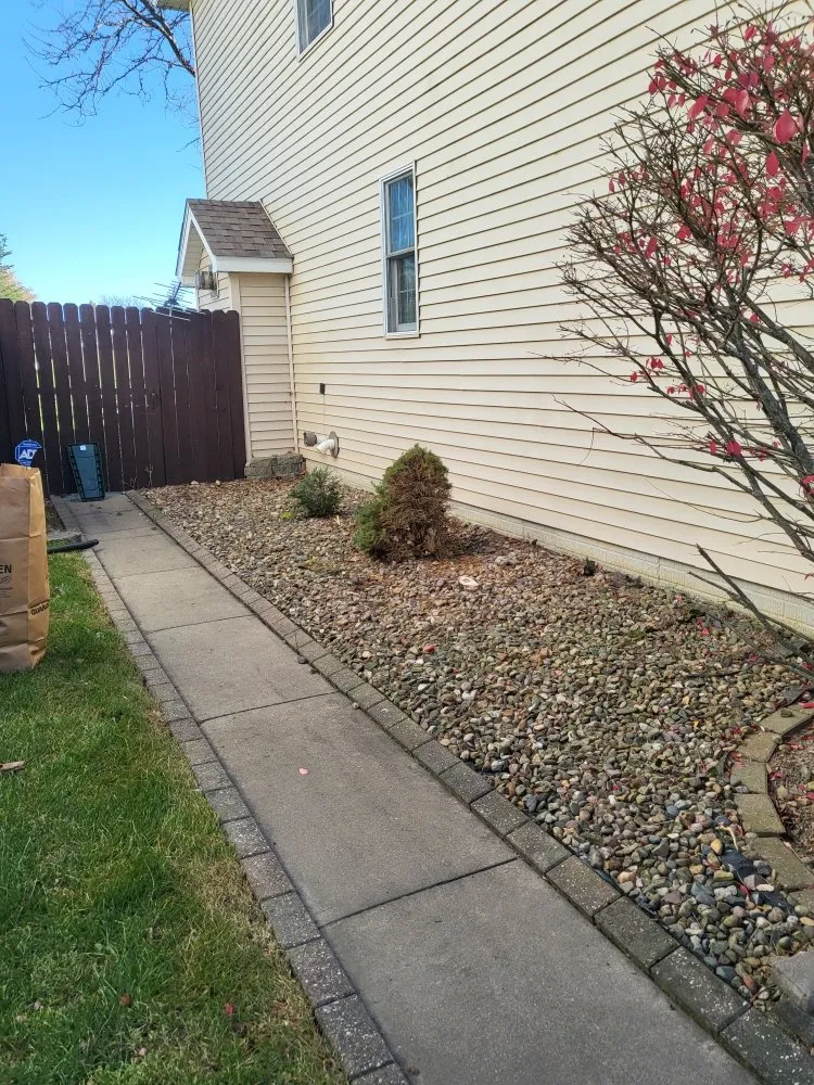 Top-rated lawn care service in Normal, IL by Weed-It-Out