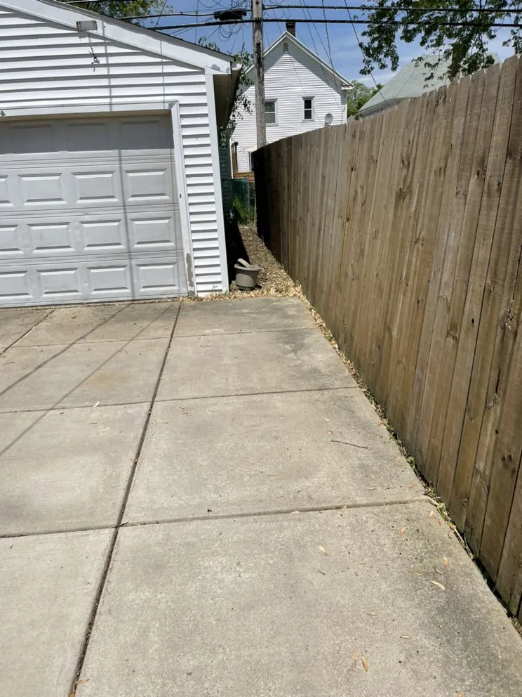 Top-rated yard cleanup service for homes in Tonawanda, NY by Weed Wackers Landscaping