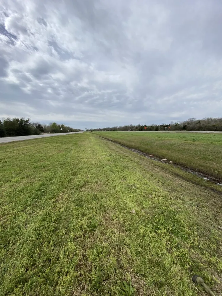 Top-rated yard cleanup service in Houston, TX - Weldon Booker Mowing