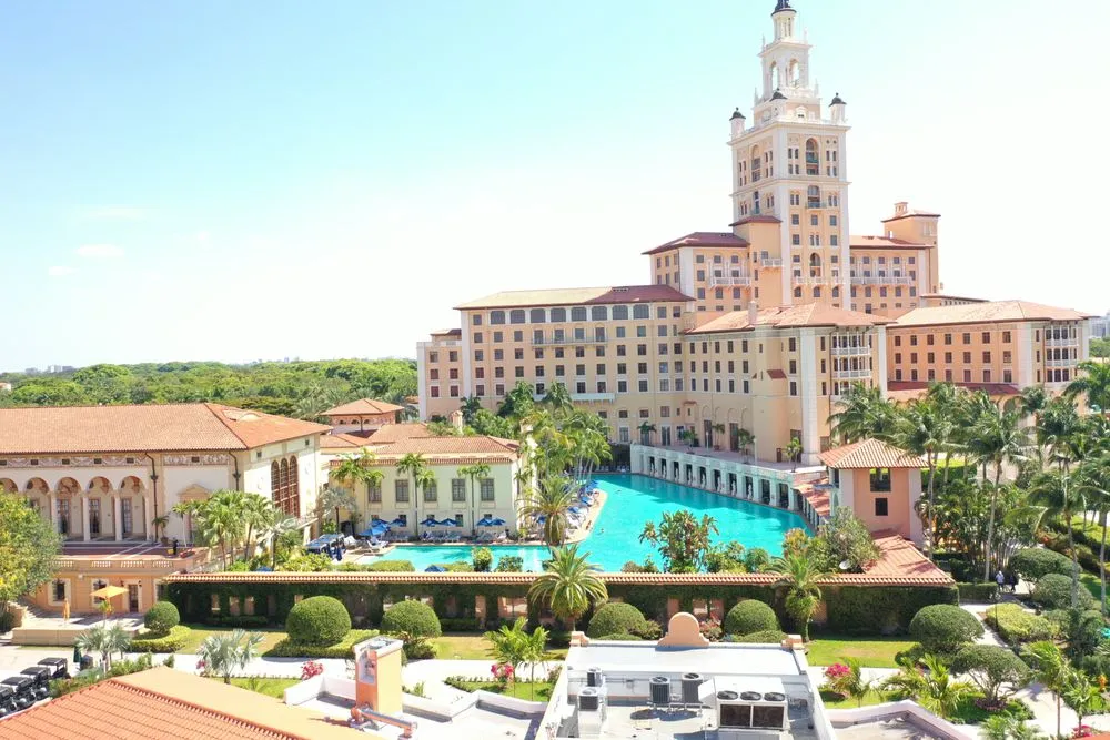 Expert yard maintenance experts serving Boca Raton, FL - Wet Outdoors