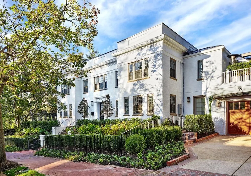 Trusted landscaping services in Leesburg, VA by White Pearl Management