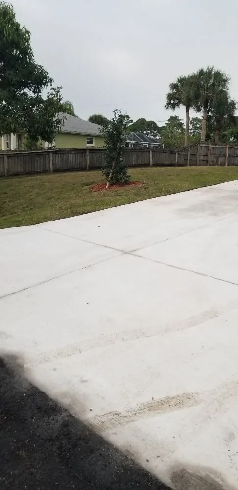 Professional lawn mowing service in Palm bay, FL - Whites LawnCare